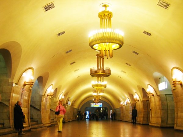 Станція "Площа Льва Толстого". Центральний зал.